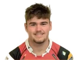 Harry Tovey (Centre)